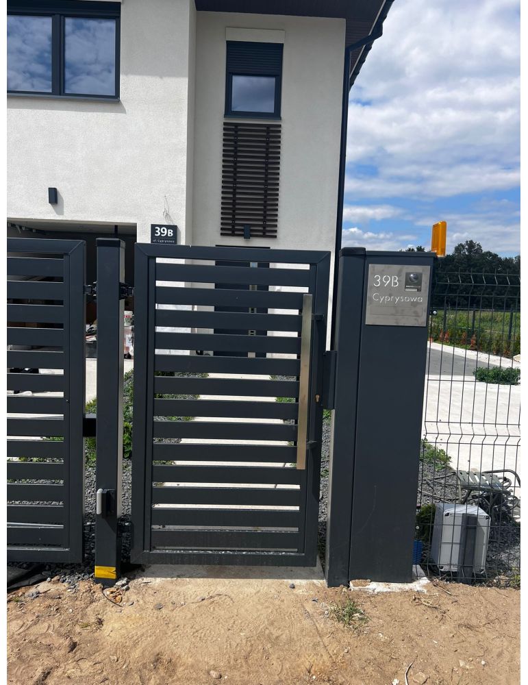 furtka spesso ze słupkiem multimedialnym