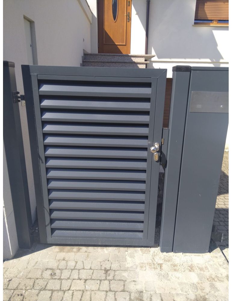 Furtka persiane ze słupkiem multimedialnym