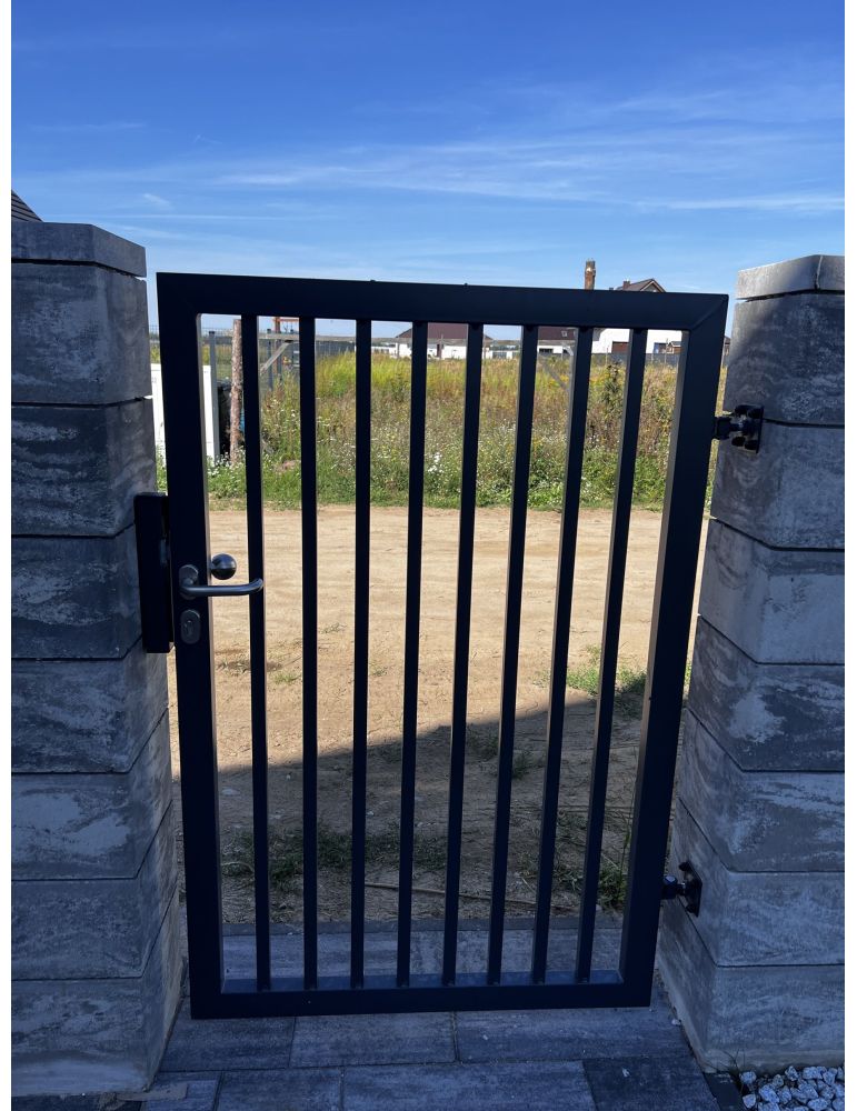 nowoczesna furtka Magro pionowa